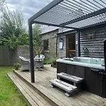 Country Hot Tub With Gazebo Peaceful Holiday home *