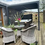 Country Hot Tub With Gazebo Peaceful Otley (West Yorkshire)