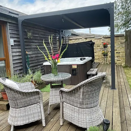 Country Hot Tub With Gazebo Peaceful 奥特利