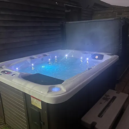 Country Hot Tub With Gazebo Peaceful 펜션